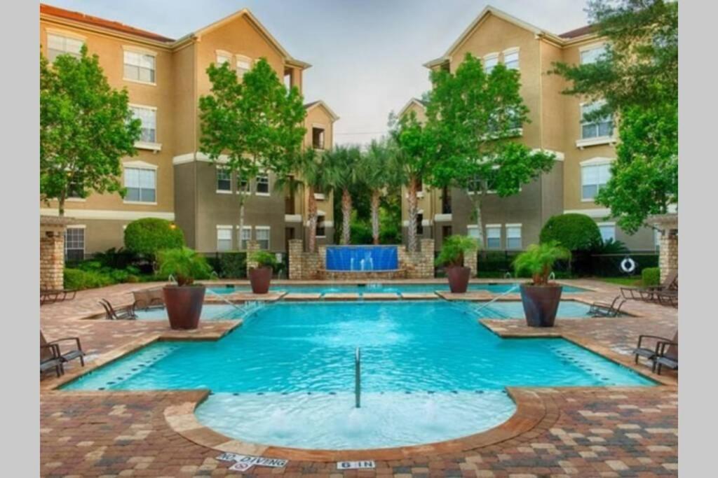 Newly Furnished 1br W/ Hermann Park View Appartement