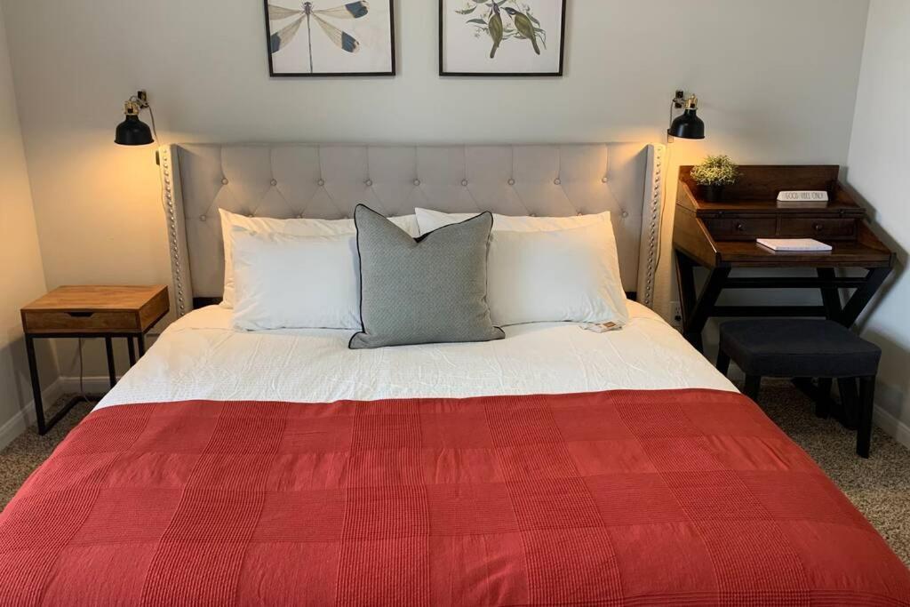 Newly Furnished 1br W/ Hermann Park View Appartement