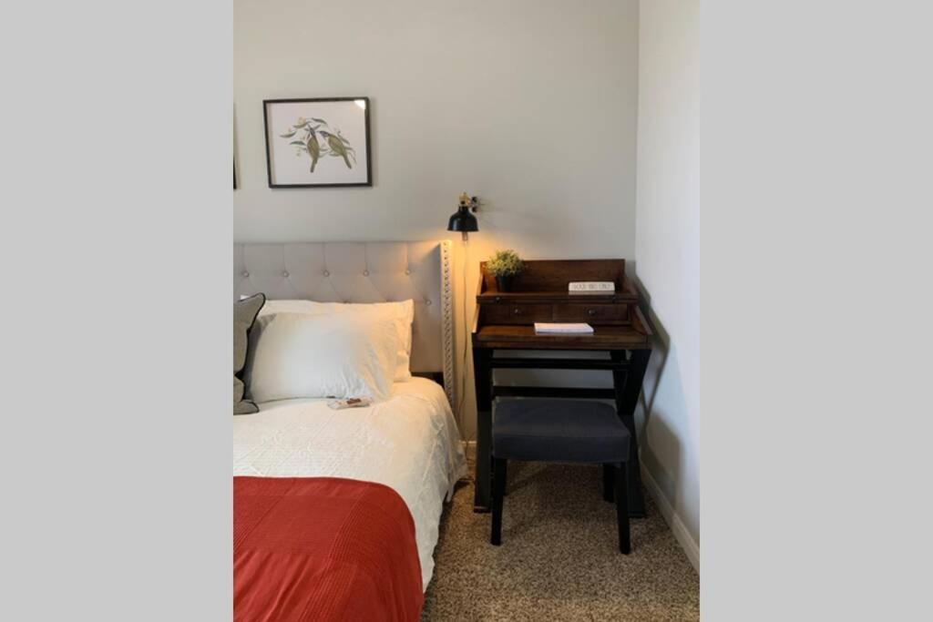 Newly Furnished 1br W/ Hermann Park View Apartment *
